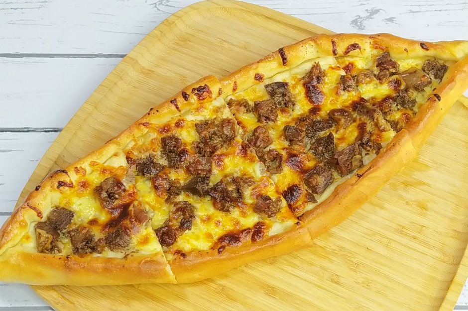 Kavurmalı Kaşarlı Pide